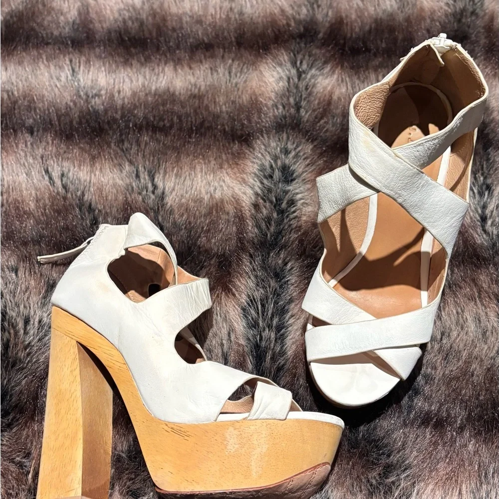 L.A.M.B. eye catching
